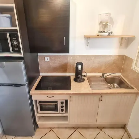 Apartment Confortable A 22 M² + Terrasse C Hyeres